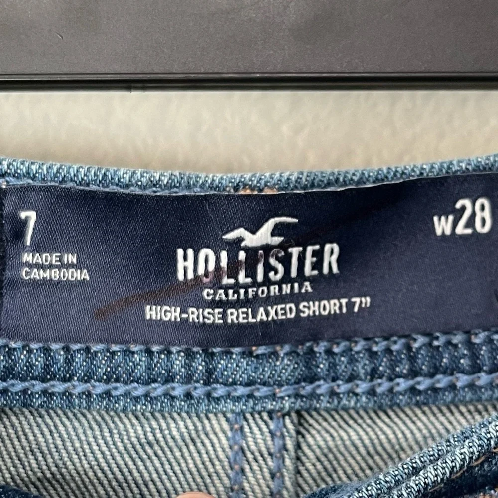 HOLLISTER- High Rise Relaxed Distressed Blue Denim Shorts Size 7 w28 - Picture 3 of 3